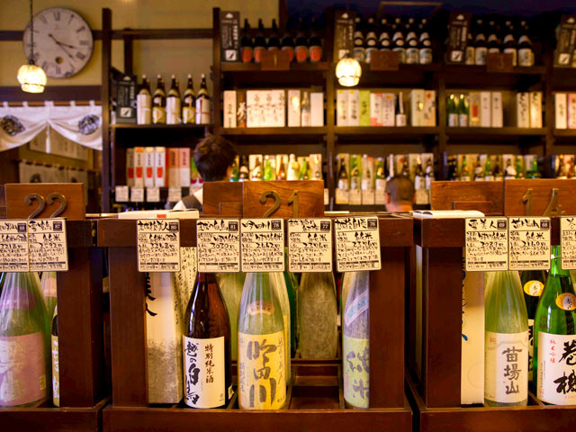 一升瓶、四合瓶、カップ酒などさまざまなお酒が揃う〈日本酒番所〉