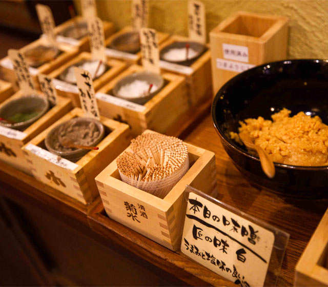 究極のつまみといえる、塩と味噌は自由に。合わないわけがありません!