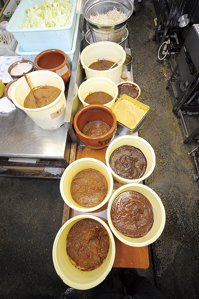 〈こまどり〉の店内に並ぶたくさんの味噌樽