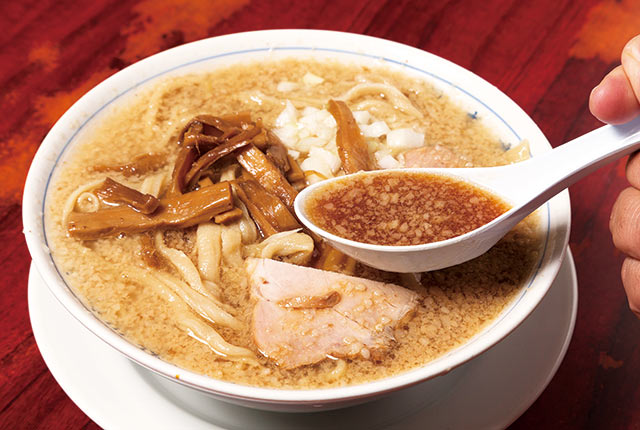 〈杭州飯店〉の中華そばの背脂たっぷりのスープ