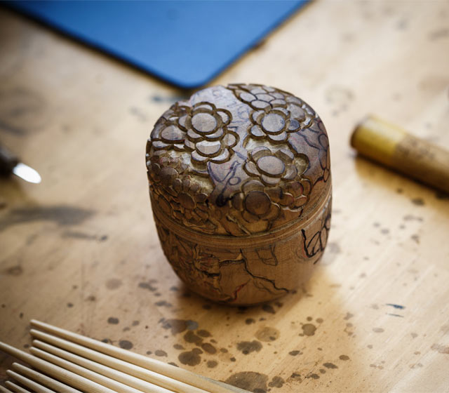 取材に訪れた日、川上さんが彫っていたのは、茶道具の「棗（なつめ）」