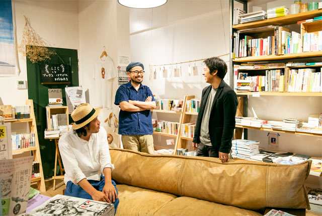 左から、〈ブックスはせがわ〉の長谷川敏明さん、〈たつまき堂〉の猪俣雄大さん、樺沢さん。