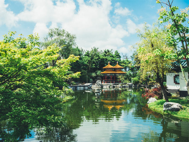 日本庭園と中国庭園が広がる〈天寿園〉