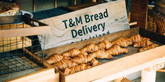 おでかけコロカル新潟編・〈T&M Bread Delivery SADO Island〉アイデア満載のパンがずらり！ すてきな夫妻の手づくりブレッド