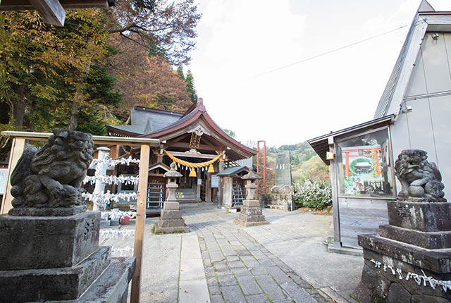 高龍神社の境内
