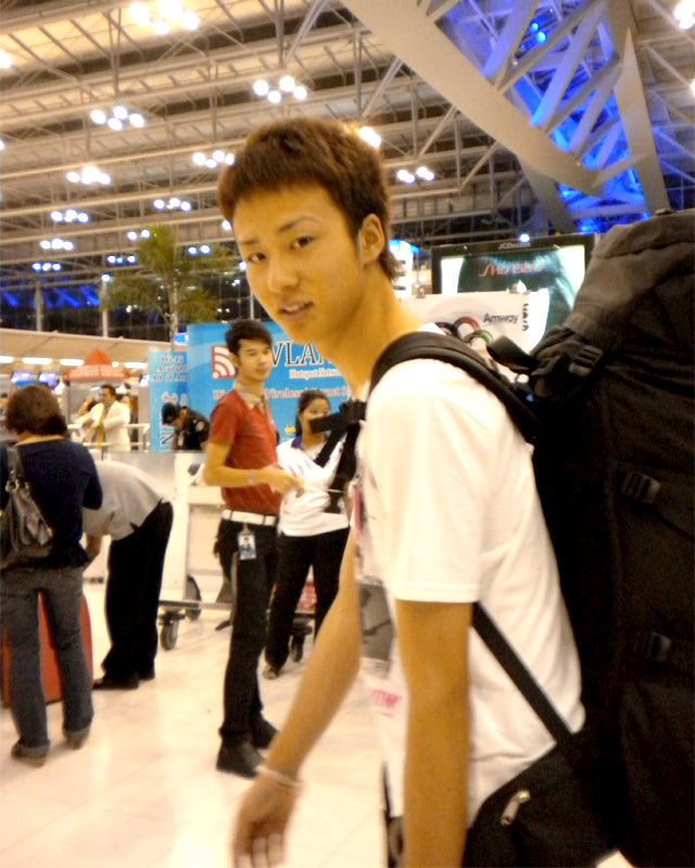 短期留学のため空港にいる青木拓也さん