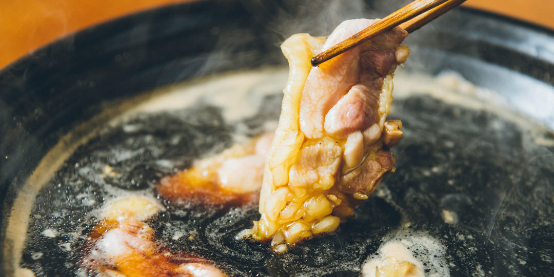 料理家・坂田阿希子さんが巡る、新潟「食」の旅 「古町にある新進気鋭のレストラン〈とりやきoniya〉でいただく極上の鶏」