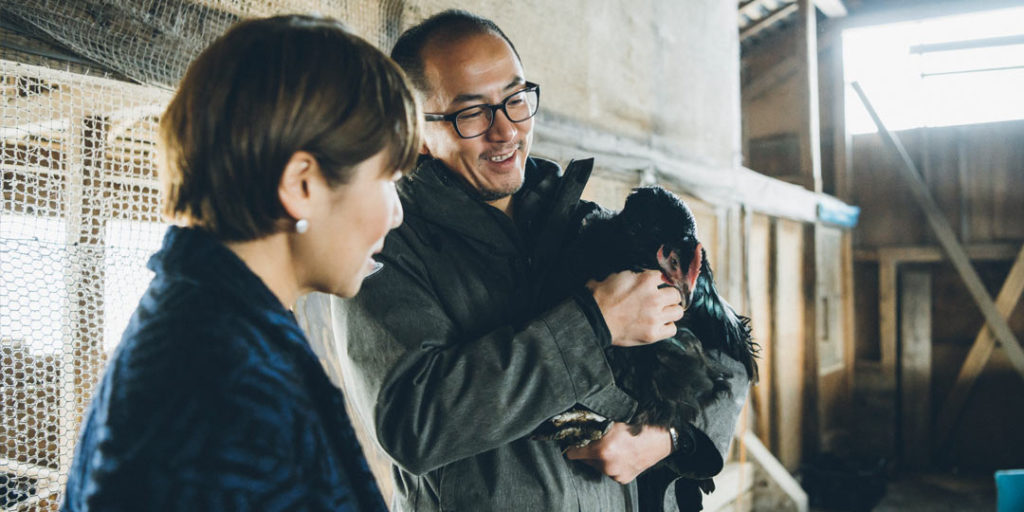 料理家・坂田阿希子さんが巡る、新潟「食」の旅 「180日間かけて育て、感謝していただく。〈とりやきoniya〉の養鶏にかける思い」