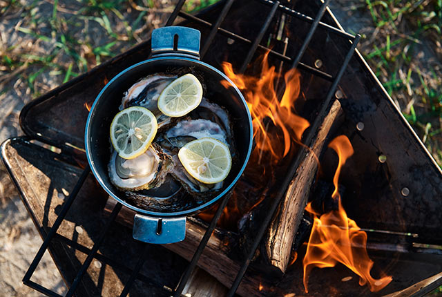 ダッチオーブンで牡蠣を調理