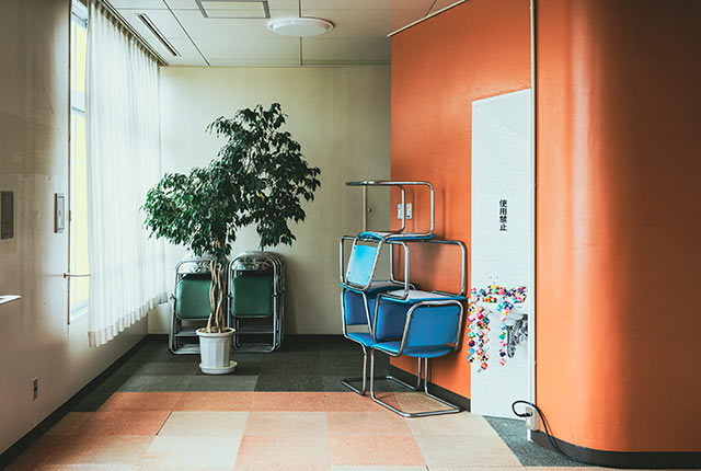 施設の一角にあるオレンジ色の壁