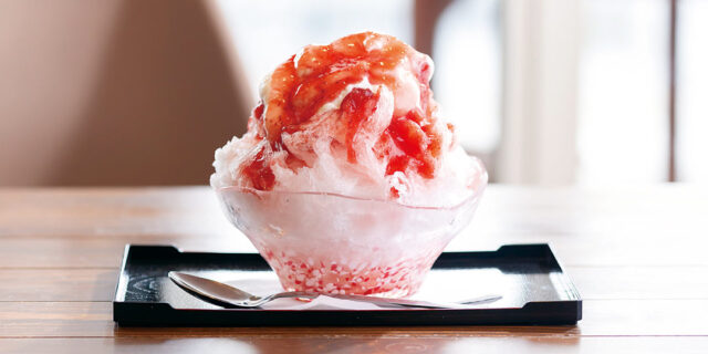 〈菓子工房 miyoshiya〉のイチゴかき氷、濃厚シロップをご堪能あれ