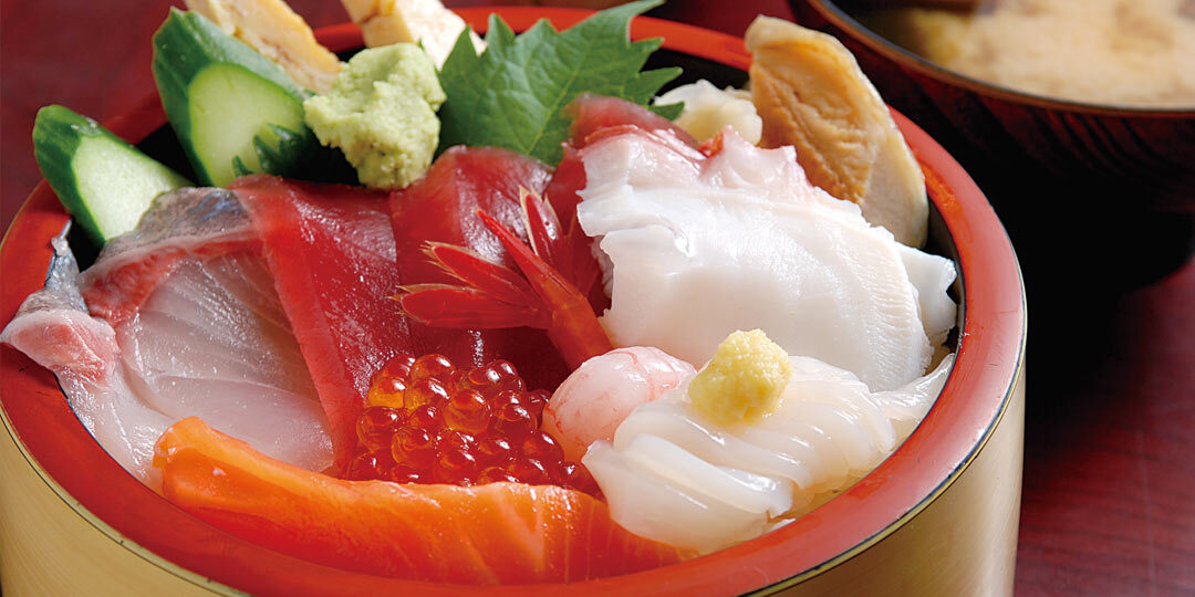 佐渡〈長浜荘 魚道場〉で人気の海鮮丼を堪能！