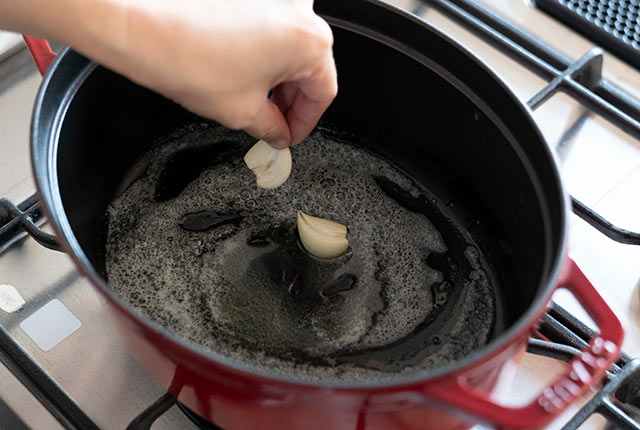 バターを溶かした鍋ににんにくを入れる