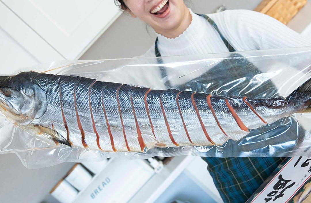 旨みあふれる熟成鮭 新潟・村上の「塩引き鮭」 | 「旅する食卓」名店
