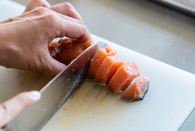 塩引き鮭をサイコロ状に切り分ける