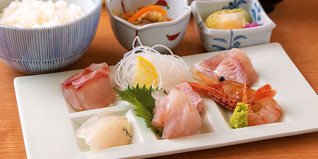 新潟市〈たくみ〉では朝獲れの海鮮丼と刺身定食をぜひ