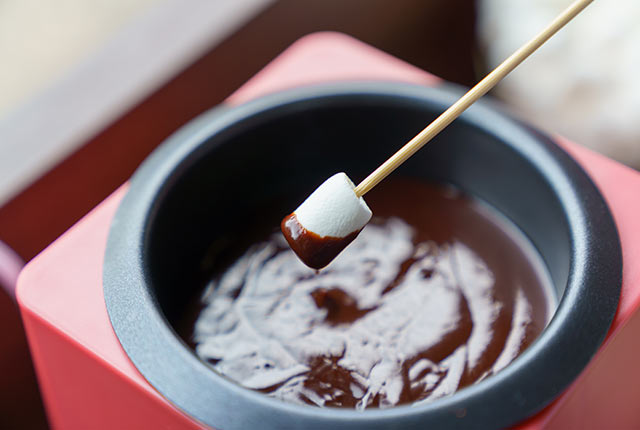 チョコレートソースをマシュマロにつける