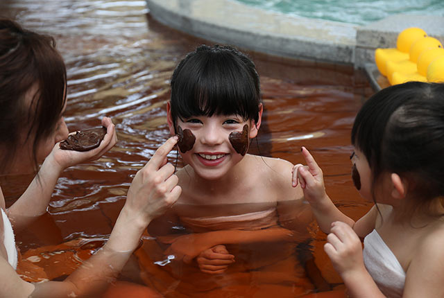 チョコレート風呂で顔にチョコをぬる子ども