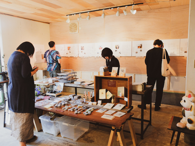 新潟市西区内野にある〈又蔵ベース〉にて開催された『はたらく、くらすを考える展』の様子 (壁面のパネルがインタビュー記事) 。