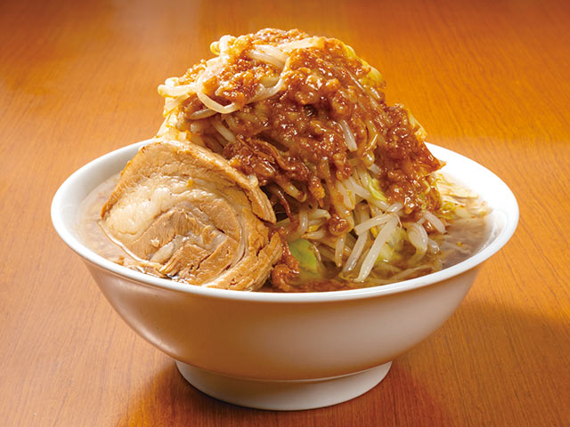 〈麺×肉×ベジ メガ豚パンチ〉の「ラーメン・野菜と油マシマシ」