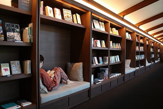 本棚の中に設置された読書スペース