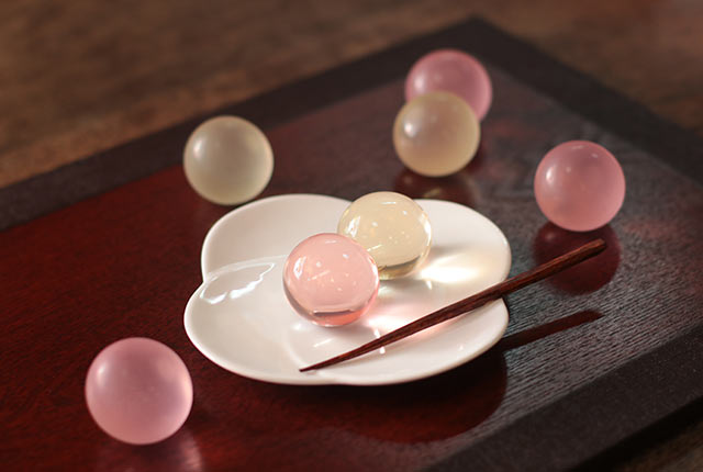 皿に並ぶプレーンとイチゴ、２種類の瑠璃飴
