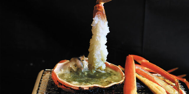 リピーター続出の〈カニカニランド〉。調理法を選べる活蟹極みコースが人気