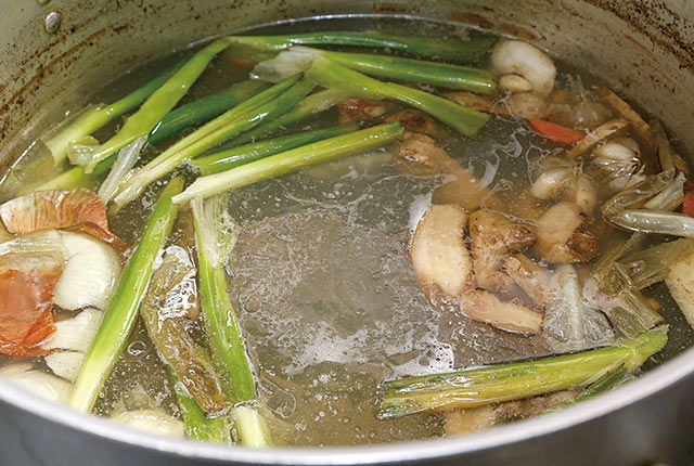 スープを仕込み中の寸胴鍋