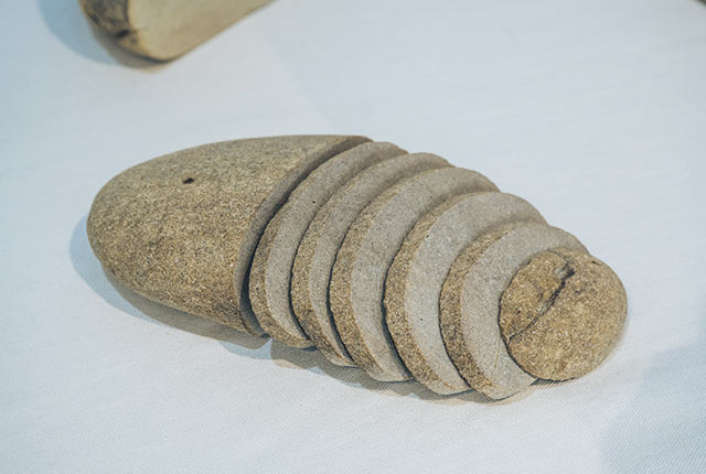 ジャンナ・カディロワの、河原の石で制作したパンのオブジェ『パリャヌィツャ』