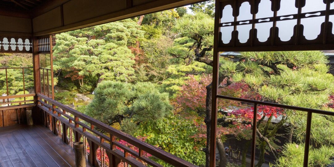 秋の新潟で和の文化に触れる旅を。縄文遺跡や日本庭園をめぐるツアー