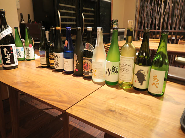 ダイニングテーブルに置かれた各種日本酒