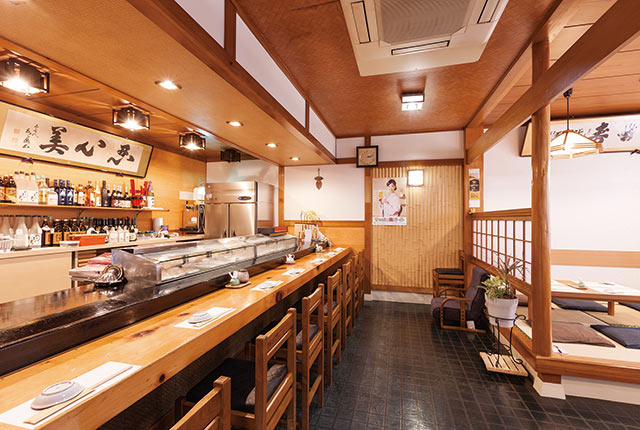 カウンター席と小上がりがある〈寿し処 こやま寿司〉の店内