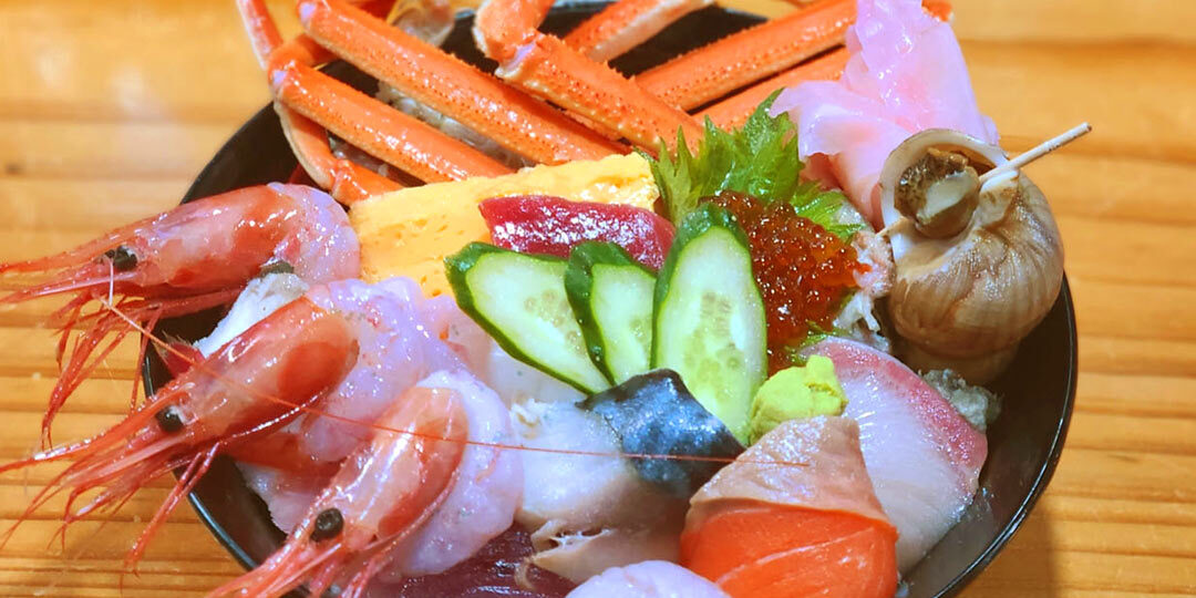 糸魚川市〈漁場 傳兵〉のイチオシメニュー「名物！漁師海鮮丼」