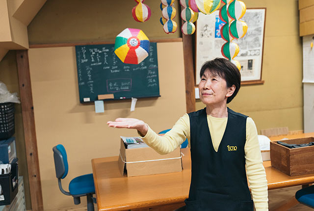 紙風船をポンポンと飛ばす磯野成子さん