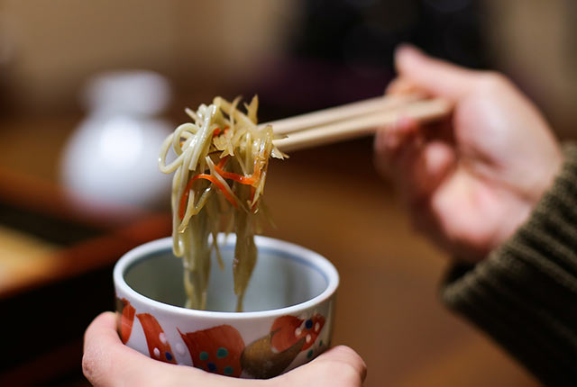 へぎそばを蕎麦猪口で食べる様子