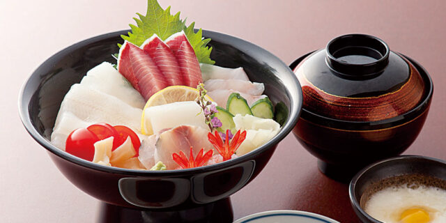 寿司の老舗〈丸伊〉で味わうランチ限定メニュー「越後すし丼」
