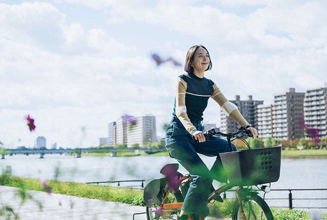 信濃川のほとりを電動自転車で走る