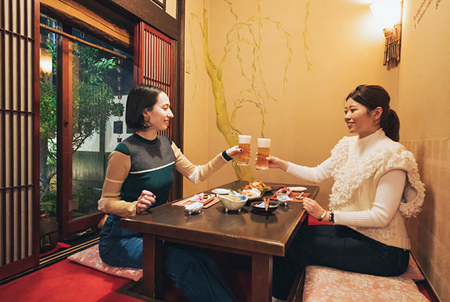 店内の個室でのどぐろの刺身、いちじくの天ぷらなどをつまみにビールで乾杯