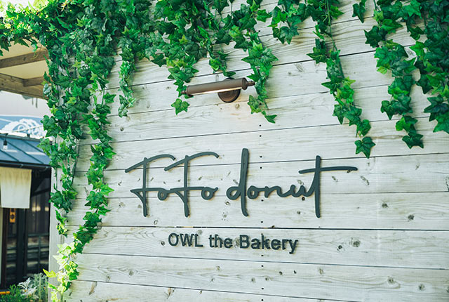 ドーナツ店〈FOFO donut OWL the Bakery〉の入口のロゴ