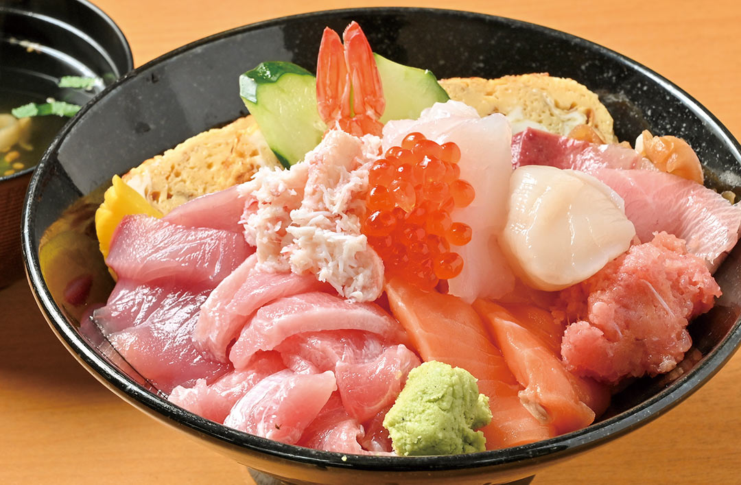 10種類のネタが彩る超人気の海鮮丼！〈お食事処 とみ家〉 | おすすめ