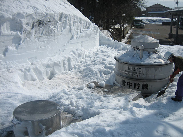 酒をタンクごと雪に埋める雪中貯蔵