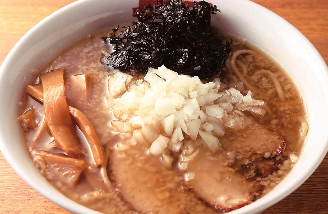 新潟市〈滋魂〉で味わえる王道の燕背脂ラーメン | おすすめ＆注目情報