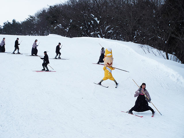 初めてスキー指導を行った当時の一本杖でのスキーを披露するレルヒさん