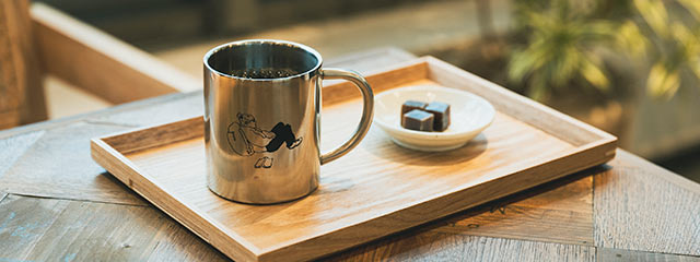 マグカップで提供される〈NAGOMI CAFE〉のコーヒー