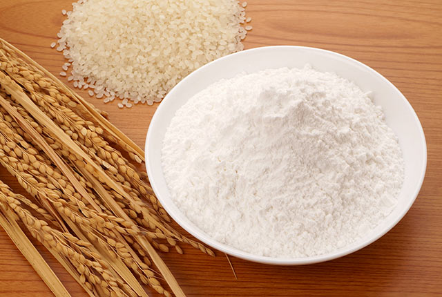 稲穂と生のお米、皿にのった米粉