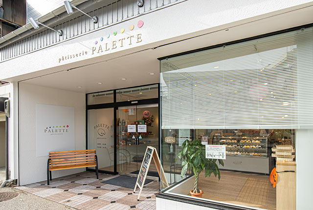 白い壁と大きな窓が印象的な〈pâtisserie PALETTE〉の外観
