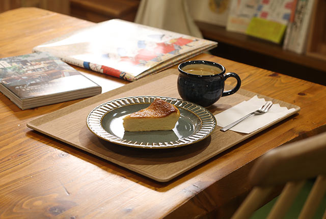 〈しごと・まなび場 with ブックカフェ「風舟」〉で提供されるコーヒーとケーキ
