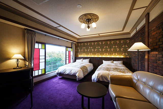 紫のカーペットやスデンドグラスが使われた大正ロマンをモチーフの客室