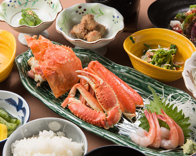〈香風館〉で提供される蟹や南蛮エビ、山菜や地元野菜を使った田舎料理