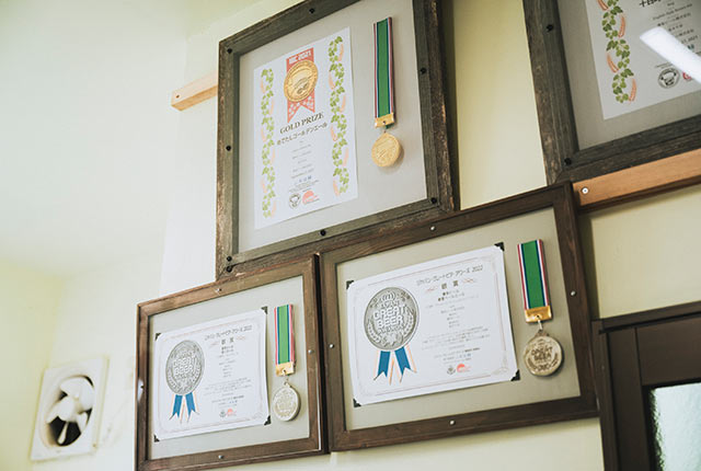 醸造所に飾られた賞状やメダル